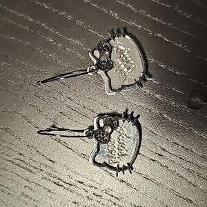 HELLO KITTY Earring with black overlay